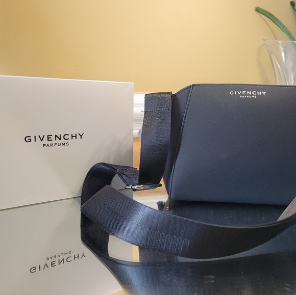 Givenchy pouch - Picture 10 of 17
